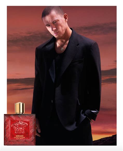 modella pubblicita versace profumo|Channing Tatum, da mutante a dio greco, per Versace .